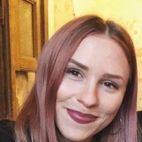 Mariana s růžovými vlasy.