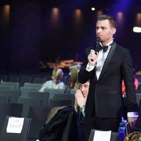 Ještě pár minut před přenosem to vypadalo, že nikdo nepřijde, pak se ukázalo, že všichni zdvořile čekají, až se usadí moderátor Diváckých zpráv Tomáš Kraus a pozve ostatní do sálu, kde mezitím Leoš zkoušel, kudy půjdou pak s Petrou společně na raut.