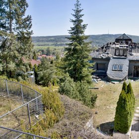 Honosné sídlo vyhořelo v srpnu 2019.