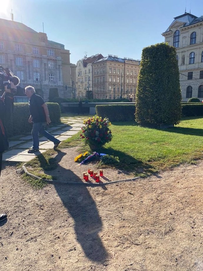 Takhle to vypadá před Rudolfinem.