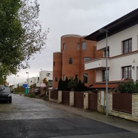 Sídlo je nepřehlédnutelné.