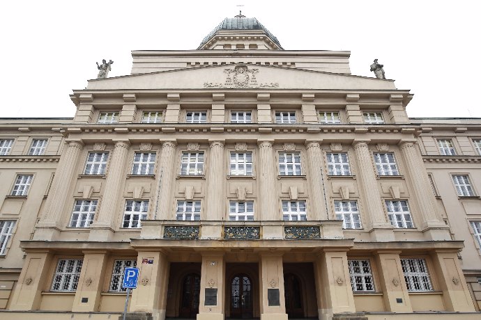 Budova Pražského arcibiskupství na Hradčanském náměstí, kde k brutálním znásilněním měsíce docházelo.