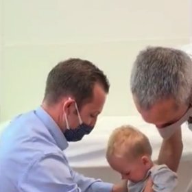 Maxíka postavil na zem jeho tatínek.