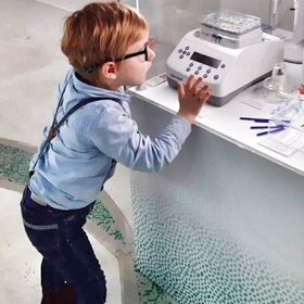 Malý Oliver ve výzkumném centru.