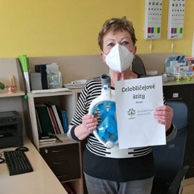 Dobrovolníci předávají ochranné štíty i spoustě lékařům.