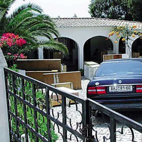 Kovaný plot nahradila plechová vrata.