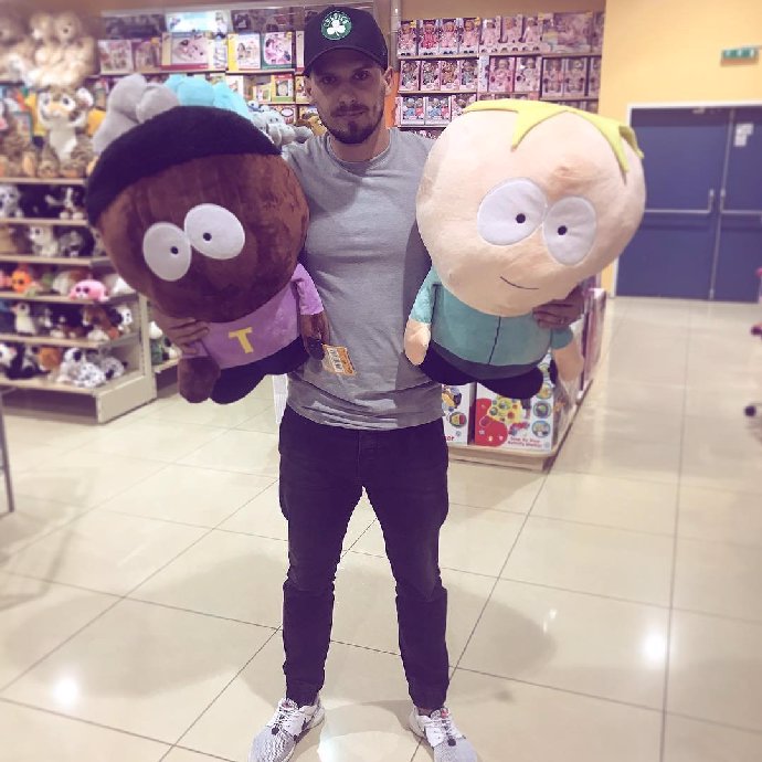 Má z předešlého vztahu dvě děti.