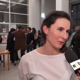 Marika původně polévat knihu nechtěla, nakonec rozhodnutí přehodnotila.