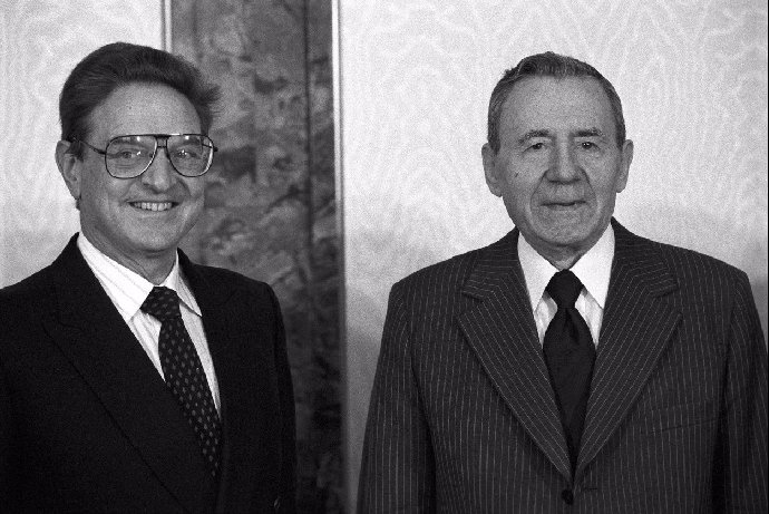 Gerorge Soros za mlada a v pozdějším věku.