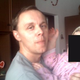 Pavel Paur s dcerou. Po zmizení manželky vychovává dvě dcery a staršího syna Davida. Mladší syn Pavlík se k tátovi vrátit nechtěl a žije u příbuzných.