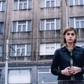 Vesna přijela do Prahy hledat svého tátu.