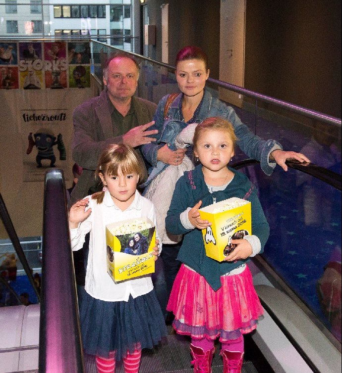 Igor Bareš s manželkou a dětmi.