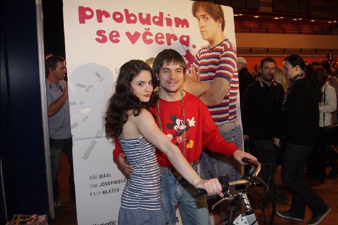 Seznámily se při natáčení filmu Probudím se včera.
