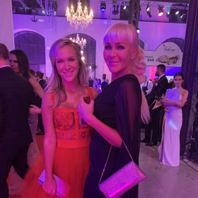 Maminka Jana doprovází Nelu na různé akce a dovolené.