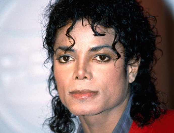 Michael Jackson podstoupil plastiky nosu. 