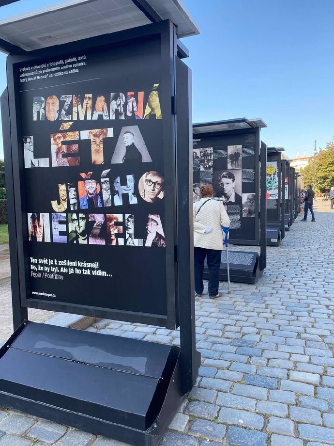 Před Rudolfinem si hosté mohou prohlédnout panelovou výstavu.