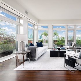 Mediální místnost se zabudovanou televizí by udělala radost každému filmovému fanouškovi.