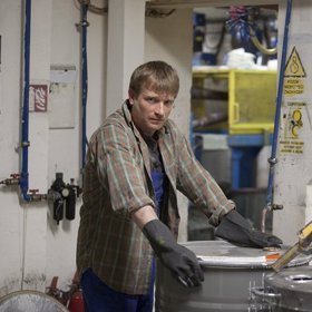 Původně se děj filmu odehrával v Bludově na Šumpersku, ale režisér jej přemístil do Středočeského kraje. Podle něj se jedná o nejzdevastovanější část republiky, místo plné skladišť, vylidněných vesnic a chudých měst bojujících s hernami či pervitinem.