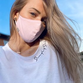 Veronika Kopřivová a její stylové roušky.