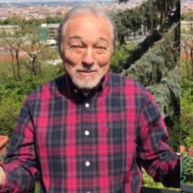 Karel Gott jde s dobou.