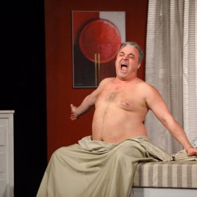 Zounar hraje mnoho rolí také v divadle.