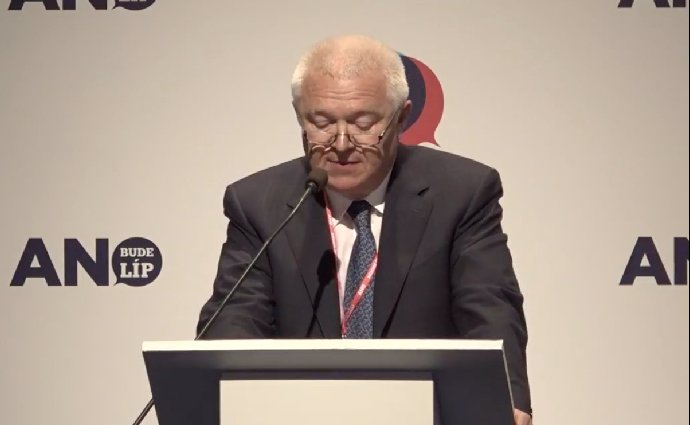 V neděli raději zamířil do nemocnice.