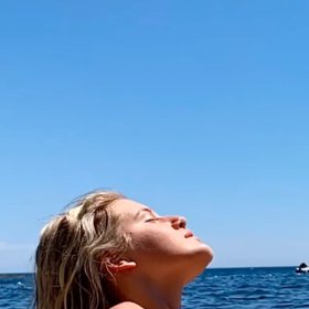 Natálka se chce u moře trochu opálit.