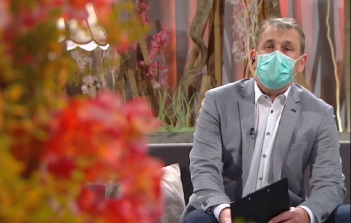 Aleš Zbořil je jediným mužem v ženském kolektivu televizních pracovnic.