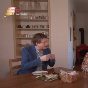 Obývák je propojený s kuchyní i jídelnou.