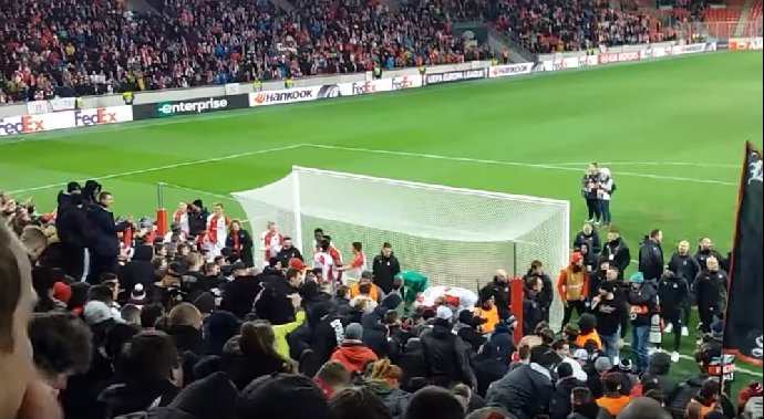 Na takto plný stadion mohou zatím fanoušci Slavie zapomenout.