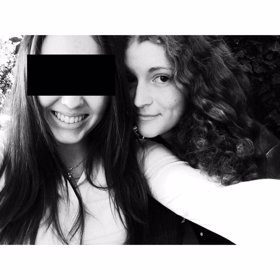 Sandra je velmi půvabná a kudrnaté vlasy jí zůstaly.