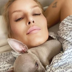 Simona čelí velké kritice.