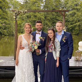 Nedávno byli společně na svatbě.