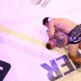 Boj muže proti muži.