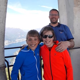 Sám potom skočil z mostu.