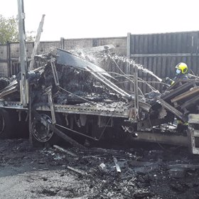 Hasiči se zpočátku nemohli k nehodě ani dostat.