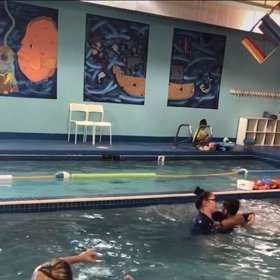 Tvářil se nešťastně.