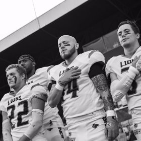 Narazil do betonového sloupu u benzíny na Žižkove a na místě zraněním podlehl.