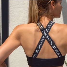 Má perfektní záda.