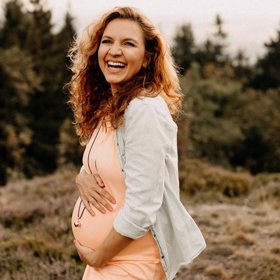 Andree to s bříškem neskutečně slušelo.