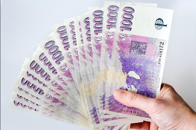 Důchodci dostanou v prosinci jednorázový příspěvek 5000 korun.