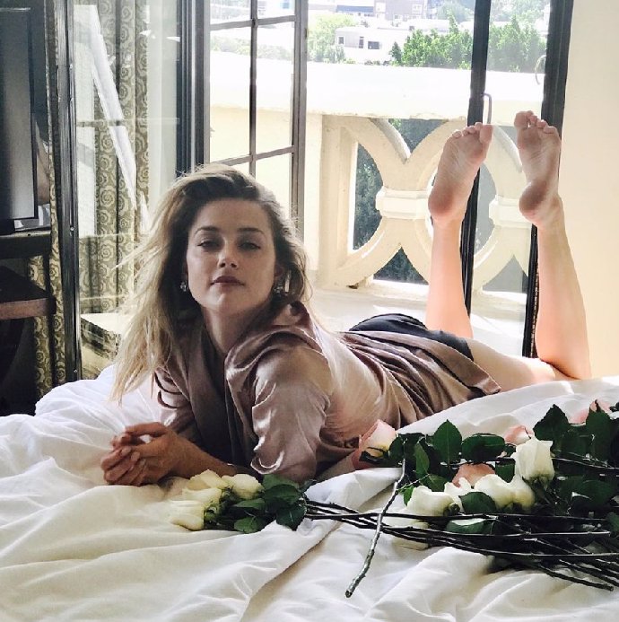 Amber Heard měla něco s Carou Delevingne.