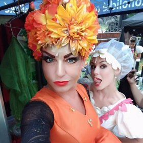 Hraje v několika muzikálech.