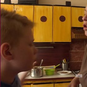 Chlapec je nevychovaný.