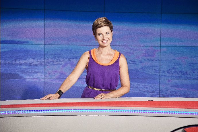 Markéta Fialová za moderátorským pultem.
