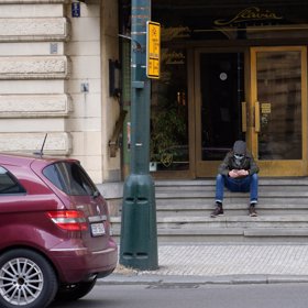 I před Národním divadlem bylo liduprázdno.