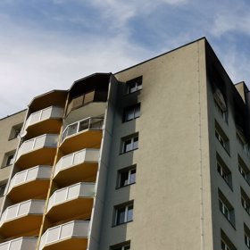 Požár bytu v panelovém domě v Bohumíně vypukl v odpoledních hodinách 8. srpna 2020.