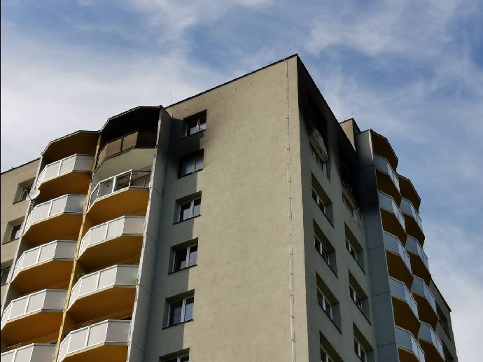 Požár bytu v panelovém domě v Bohumíně vypukl v odpoledních hodinách 8. srpna 2020.
