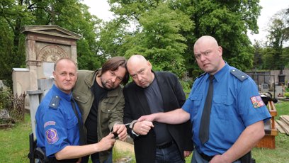 FOTO: Pomeje se toho nebojí. V Kameňáku užívá drogy a vysmívá se justici.