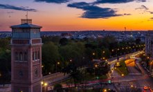 Matka vyskočila s tříletými dvojčaty z desátého patra. Žena nepřežila, děti bojují o život v nemocnici